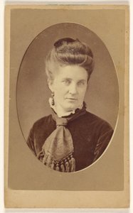 [Femme non identifiée, imprimée en style quasi-ovale].