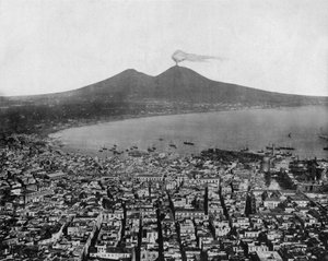 Vue de la Baie de Naples (Italie) et en arrière-plan le Vésuve