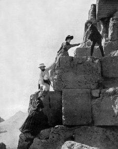 Ascension de la grande pyramide de Khéops à Gizeh, Égypte, vers 1890 (photo n/b)