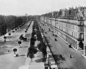 Rue de Rivoli à Paris, à gauche : jardin des Tuileries, en arrière-plan : Arc de Triomphe, vers 1900 - John Lawson Stoddard