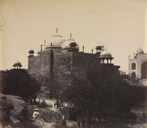 Taj Mahal, vue arrière de la maison de repos, avec figure, vers 1858-1862