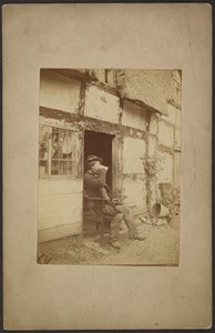 [Homme assis buvant dans une tasse dans l