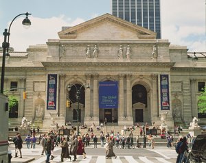 (détail) de la façade de la bibliothèque publique de New York, ouverte en 1911