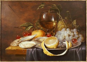 Un Roemer, un demi-citron pelé sur une assiette en étain, des huîtres, des cerises et une orange sur une table drapée