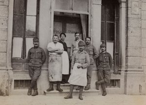 Album "Meine weltkriegs - Erinnerungen Front Sud-Ouest (Carinthie, Italie, Tyrol du Sud) 31/03/1915-12/11/1918 - Josef Zohles Wien": portrait de groupe devant