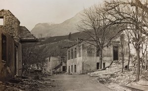 Album "Meine weltkriegs - Erinnerungen Front Sud-Ouest (Carinthie, Italie, Tyrol du Sud) 31/03/1915-12/11/1918 - Josef Zohles Wien": décombres à Bovec - Josef Zohles
