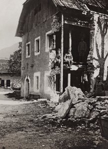 Album "Meine weltkriegs - Erinnerungen Front Sud-Ouest (Carinthie, Italie, Tyrol du Sud) 31/03/1915-12/11/1918 - Josef Zohles Wien": décombres à Valbruna - Josef Zohles