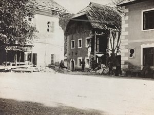 Album "Meine weltkriegs - Erinnerungen South-West Front (Carinthie, Italie, Tyrol du Sud) 31/03/1915-12/11/1918 - Josef Zohles Wien" : place avec décombres - Josef Zohles
