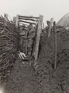 Album "Meine weltkriegs - Erinnerungen Front sud-ouest (Carinthie, Italie, Tyrol du Sud) 31/03/1915-12/11/1918 - Josef Zohles Wien ": tranchée (photo n/b)