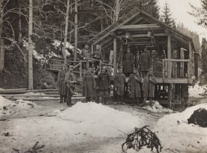 Soldats devant un câble