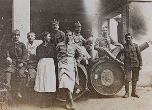 Album "Meine weltkriegs - Erinnerungen South-West Front (Carinthie, Italie, Tyrol du Sud) 31/03/1915-12/11/1918 - Josef Zohles Wien": portrait de groupe devant