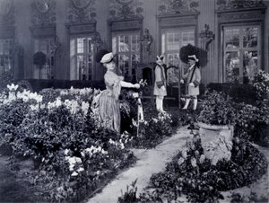 Réjane (Gabrielle Charlotte Réju, dite) (1856-1920), comédienne française arrivant en chaise pour porter un costume de bal à New York en 1905