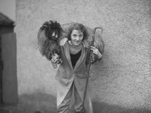 Une femme se tient debout avec un mouton en bandoulière et tient une houlette de berger. - Joseph Hardman