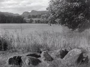 Vue sur le Tarn de Loughrigg, au premier plan, quelques pierres enfoncées dans le sol. - Joseph Hardman