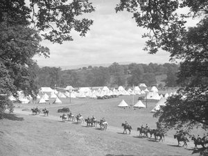Vue de plusieurs tentes en forme de cône, à gauche ce qui semble être des hommes en uniforme à cheval (armée ) - Joseph Hardman