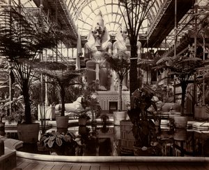 Le Crystal Palace à Londres : intérieur du transept nord, vers 1870