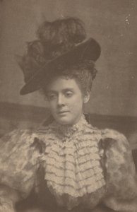 Femme, vers 1900