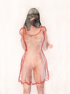 Femme en robe rouge transparente