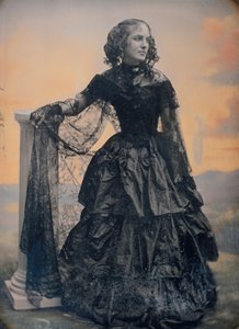 Femme en robe de taffetas noir et châle en dentelle