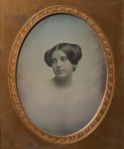 Jeune femme avec cheveux coiffés en deux chignons, années 1850. Créateurs : Josiah Johnson Hawes, Albert Sands Southworth