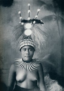Une femme samoane portant un collier de dents de cachalot et une coiffe cérémonielle, 1902 - Josiah Martin