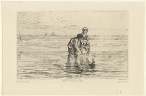 Enfants jouant avec un bateau sur la plage