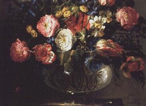 Roses, tulipes, jacinthes et jasmin dans un vase en verre