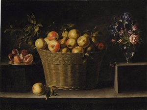 Pommes dans un panier en osier, grenade ouverte sur un plateau en argent et roses, iris et autres fleurs dans un vase en verre, sur un rebord en pierre.