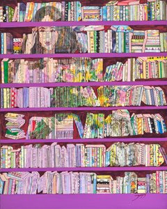 Une femme devant une bibliothèque colorée