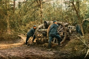 Trois soldats français dans les bois avec un obusier, Verdun, septembre 1916