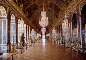 Architecture : vue de la Galerie des Glaces à Versailles restaurée par l