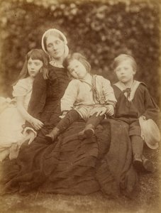 Mme Herbert Duckworth avec Florence Fisher, George Duckworth et Herbert Fisher, août 1872