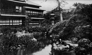 Un jardin de maison de thé, Tokyo. Jardinage paysager avec thème des origines volcaniques, vers 1900, 1921