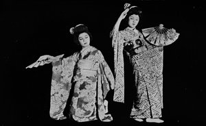 Danseuse Kimi-chiyo présente à presque toutes les fêtes de style japonais à Tokyo c1900, 1921