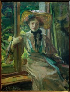 Fille avec chapeau devant une fenêtre ouverte