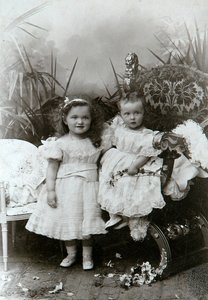 Grandes-duchesses Olga Nikolaïevna et Tatiana Nikolaïevna de Russie, fin du 19ème siècle - K. von Hahn