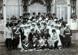 Famille impériale russe devant le palais Catherine, Tsarskoïe Selo, Russie, début du 20ème siècle - K. von Hahn