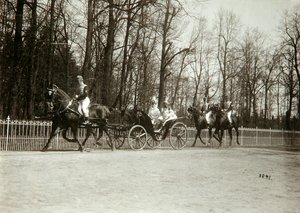 Tsar Nicolas II et Tsarine Alexandra Fyodorovna de Russie dans une calèche, début du 20e siècle - K. von Hahn