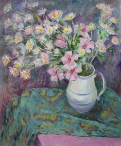 Fleurs roses dans un pichet
