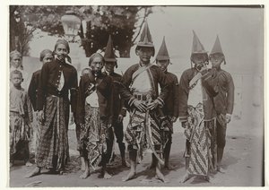 Hommes javanais en uniforme - Kassian Cephas
