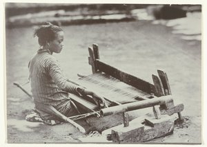 Femme javanaise tissant du tissu sur un métier à tisser