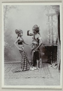 Portrait en studio de deux danseurs javanais en costume traditionnel et maquillage