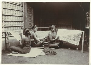 Trois femmes javanaises dessinant des motifs batik sur du tissu - Kassian Cephas