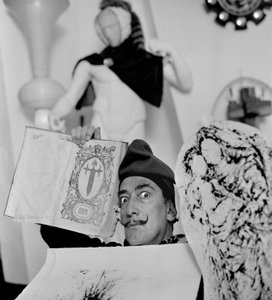 Salvador Dali dans sa maison à Port Lligat, novembre 1957