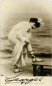 Femme sur la plage, vers début 1900 (carte postale) - Alec Hunter