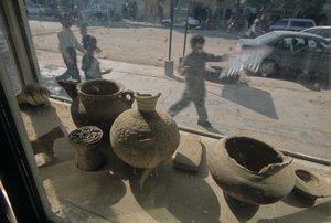 Afghanistan; Hérat; antiquités à vendre; vitrine; scène de rue, mm7167, Mendi, 2004 (photo)