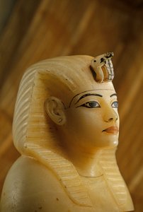 Bouchon canope en albâtre de la tombe de Toutankhamon en forme de portrait de femme - Kenneth Garrett
