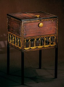 Coffre décoratif avec de longues jambes, 2009 (photo)