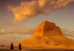 Ancien Empire égyptien; Pyramide du roi Snéfrou; vers 2575 av. J.-C.; Maidum; Égypte, pyramide à degrés