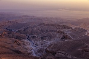 Vallée des Rois en Égypte, près de Louxor, fleuve Nil en arrière-plan, Nouvel Empire, Égypte